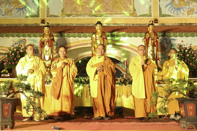 Hoa đăng kỷ niệm đức Phật A Di Đà tại chùa Đống Cao, Thanh Hóa