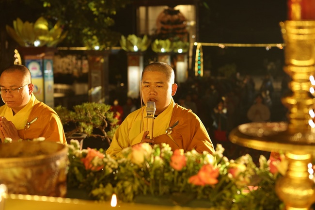 Hoa đăng kỷ niệm đức Phật A Di Đà tại chùa Đống Cao, Thanh Hóa