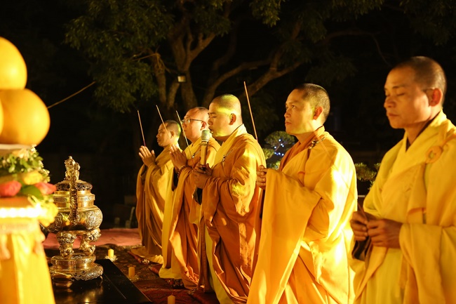 Hoa đăng kỷ niệm đức Phật A Di Đà tại chùa Đống Cao, Thanh Hóa