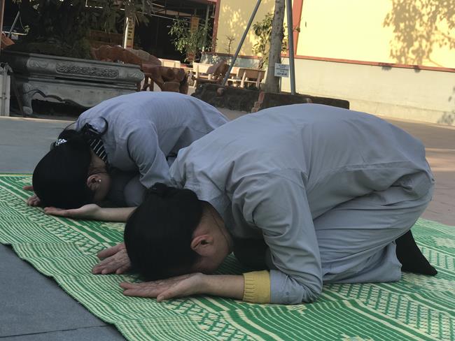 Chùa Tiêu Dao hướng dẫn oai nghi của người Phật tử