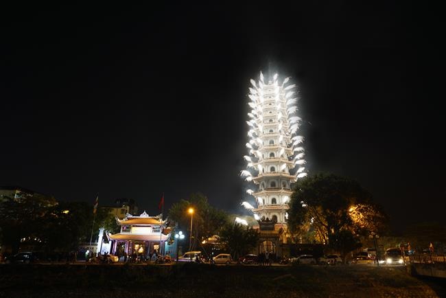 Attending the floral candle light ceremony on the Shakyamuni Buddha's Attainment Day at Bang Pagoda - Ha Noi