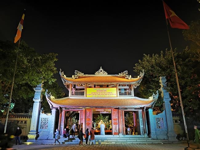 Attending the floral candle light ceremony on the Shakyamuni Buddha's Attainment Day at Bang Pagoda - Ha Noi