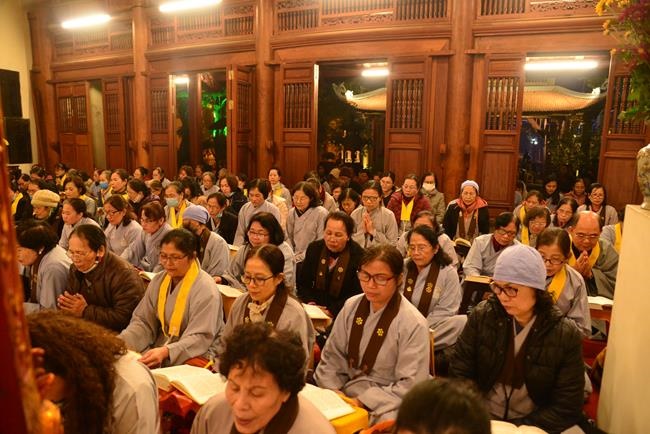 Attending the floral candle light ceremony on the Shakyamuni Buddha's Attainment Day at Bang Pagoda - Ha Noi