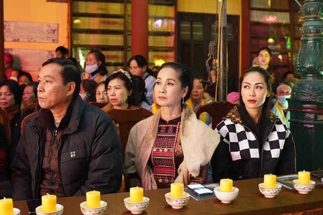Attending the floral candle light ceremony on the Shakyamuni Buddha's Attainment Day at Bang Pagoda - Ha Noi