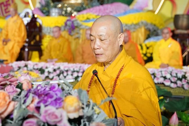 Attending the floral candle light ceremony on the Shakyamuni Buddha's Attainment Day at Bang Pagoda - Ha Noi