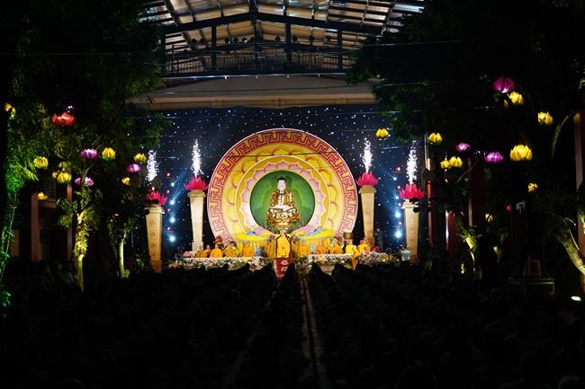 Attending the floral candle light ceremony on the Shakyamuni Buddha's Attainment Day at Bang Pagoda - Ha Noi