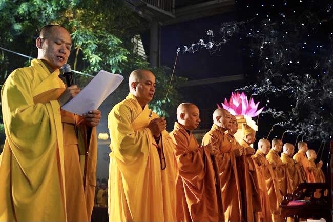 Attending the floral candle light ceremony on the Shakyamuni Buddha's Attainment Day at Bang Pagoda - Ha Noi