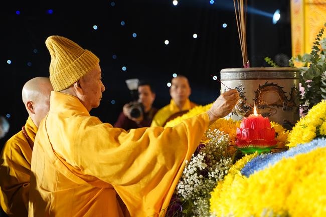 Attending the floral candle light ceremony on the Shakyamuni Buddha's Attainment Day at Bang Pagoda - Ha Noi