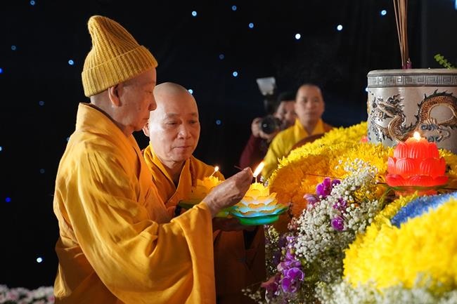 Attending the floral candle light ceremony on the Shakyamuni Buddha's Attainment Day at Bang Pagoda - Ha Noi