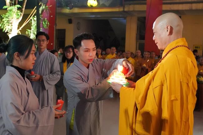 Attending the floral candle light ceremony on the Shakyamuni Buddha's Attainment Day at Bang Pagoda - Ha Noi