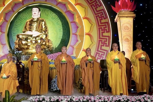 Attending the floral candle light ceremony on the Shakyamuni Buddha's Attainment Day at Bang Pagoda - Ha Noi