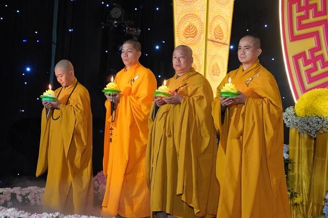 Attending the floral candle light ceremony on the Shakyamuni Buddha's Attainment Day at Bang Pagoda - Ha Noi