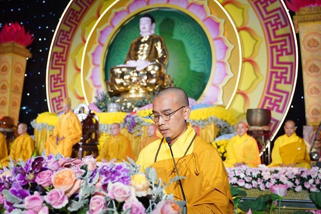 Attending the floral candle light ceremony on the Shakyamuni Buddha's Attainment Day at Bang Pagoda - Ha Noi