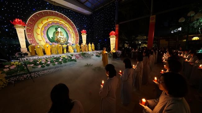 Attending the floral candle light ceremony on the Shakyamuni Buddha's Attainment Day at Bang Pagoda - Ha Noi