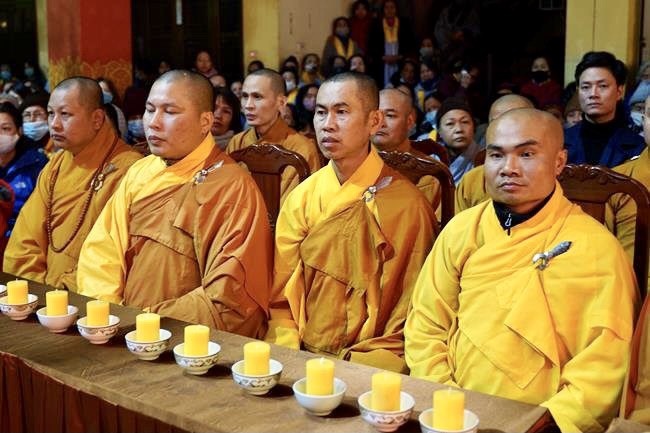 Attending the floral candle light ceremony on the Shakyamuni Buddha's Attainment Day at Bang Pagoda - Ha Noi