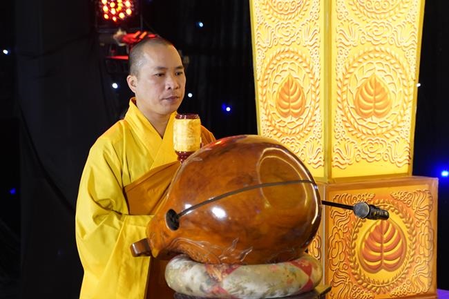 Attending the floral candle light ceremony on the Shakyamuni Buddha's Attainment Day at Bang Pagoda - Ha Noi