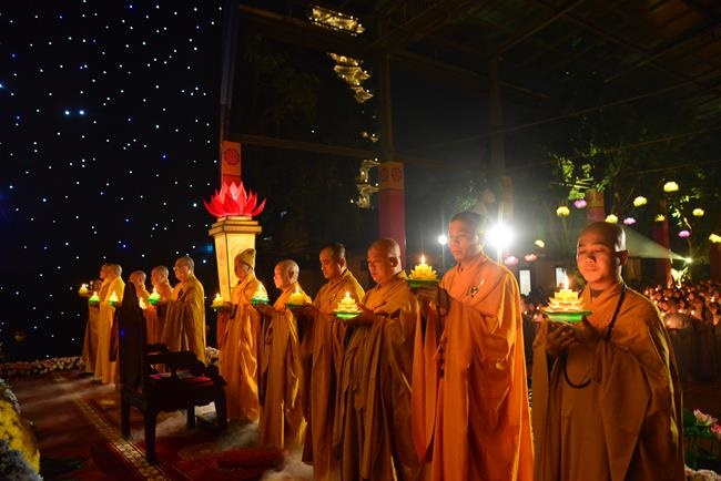 Attending the floral candle light ceremony on the Shakyamuni Buddha's Attainment Day at Bang Pagoda - Ha Noi