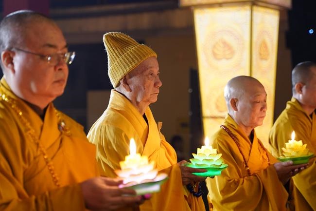 Attending the floral candle light ceremony on the Shakyamuni Buddha's Attainment Day at Bang Pagoda - Ha Noi