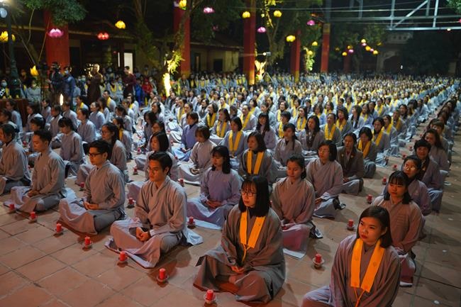 Attending the floral candle light ceremony on the Shakyamuni Buddha's Attainment Day at Bang Pagoda - Ha Noi