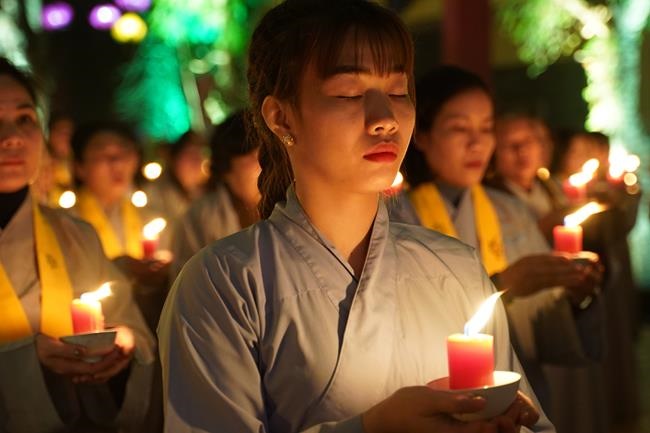Attending the floral candle light ceremony on the Shakyamuni Buddha's Attainment Day at Bang Pagoda - Ha Noi