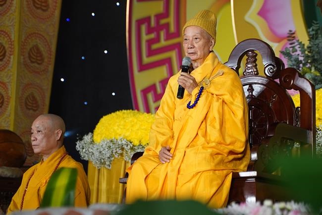 Attending the floral candle light ceremony on the Shakyamuni Buddha's Attainment Day at Bang Pagoda - Ha Noi
