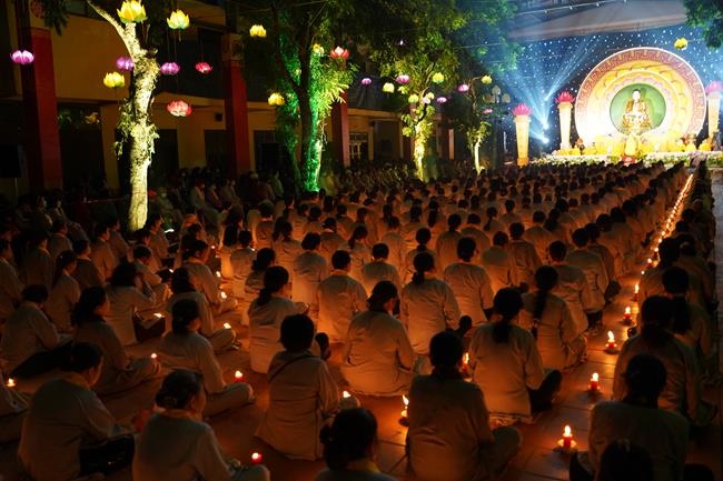 Attending the floral candle light ceremony on the Shakyamuni Buddha's Attainment Day at Bang Pagoda - Ha Noi