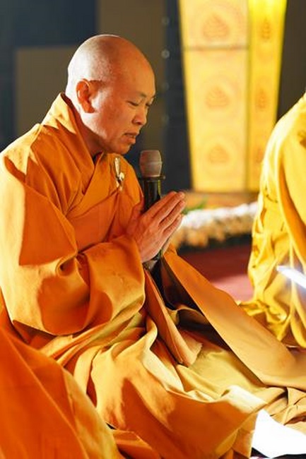 Attending the floral candle light ceremony on the Shakyamuni Buddha's Attainment Day at Bang Pagoda - Ha Noi
