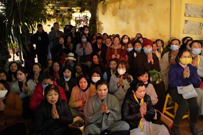 Attending the floral candle light ceremony on the Shakyamuni Buddha's Attainment Day at Bang Pagoda - Ha Noi