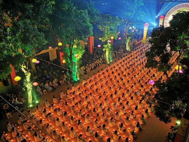Attending the floral candle light ceremony on the Shakyamuni Buddha's Attainment Day at Bang Pagoda - Ha Noi