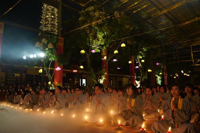 Attending the floral candle light ceremony on the Shakyamuni Buddha's Attainment Day at Bang Pagoda - Ha Noi