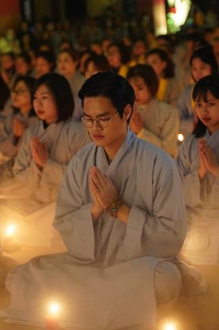 Attending the floral candle light ceremony on the Shakyamuni Buddha's Attainment Day at Bang Pagoda - Ha Noi