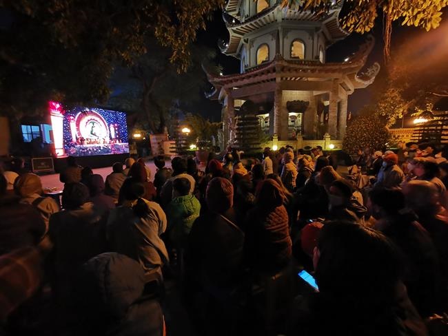 Attending the floral candle light ceremony on the Shakyamuni Buddha's Attainment Day at Bang Pagoda - Ha Noi