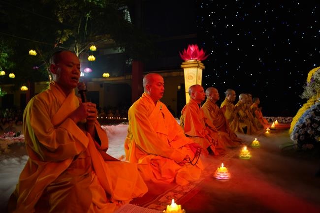 Attending the floral candle light ceremony on the Shakyamuni Buddha's Attainment Day at Bang Pagoda - Ha Noi