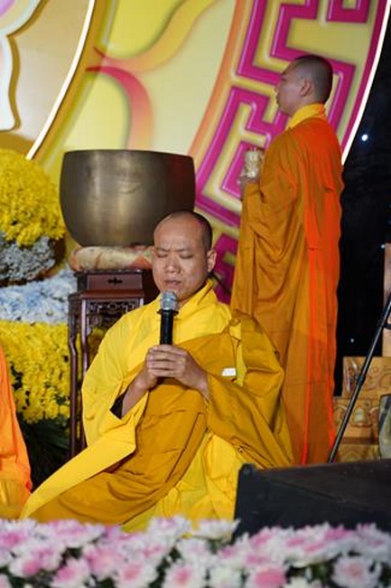 Attending the floral candle light ceremony on the Shakyamuni Buddha's Attainment Day at Bang Pagoda - Ha Noi