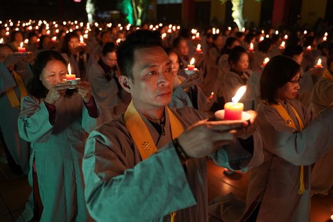 Attending the floral candle light ceremony on the Shakyamuni Buddha's Attainment Day at Bang Pagoda - Ha Noi