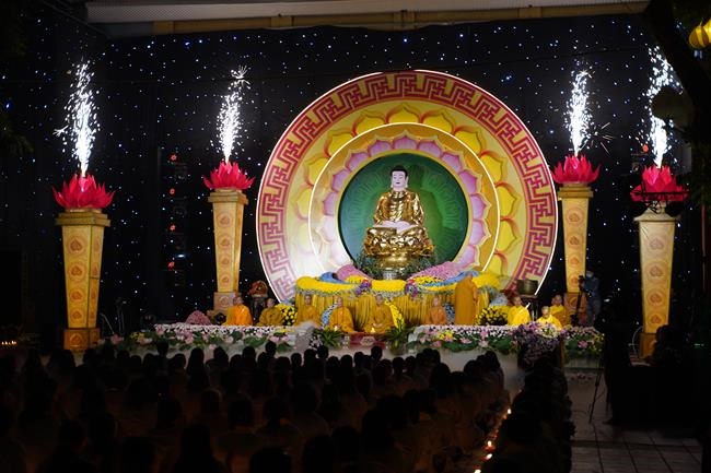 Attending the floral candle light ceremony on the Shakyamuni Buddha's Attainment Day at Bang Pagoda - Ha Noi