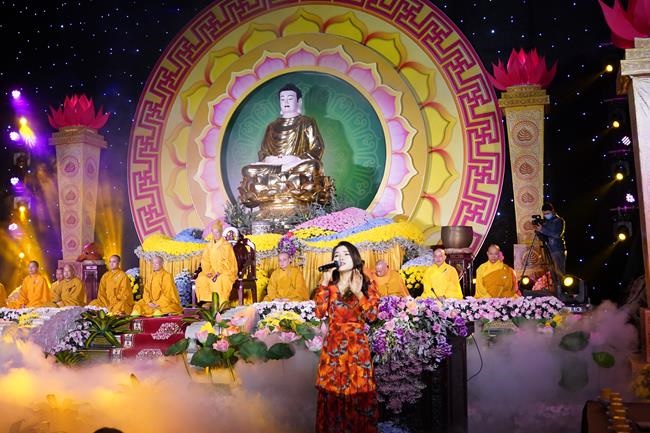 Attending the floral candle light ceremony on the Shakyamuni Buddha's Attainment Day at Bang Pagoda - Ha Noi