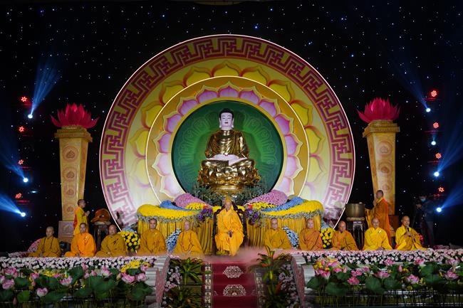 Attending the floral candle light ceremony on the Shakyamuni Buddha's Attainment Day at Bang Pagoda - Ha Noi