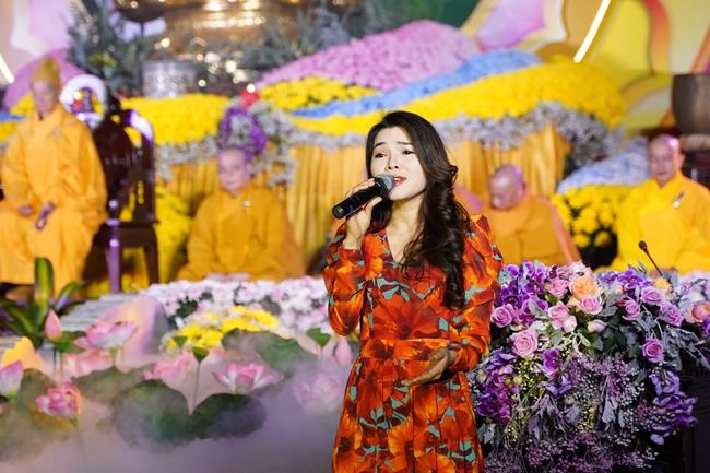 Attending the floral candle light ceremony on the Shakyamuni Buddha's Attainment Day at Bang Pagoda - Ha Noi