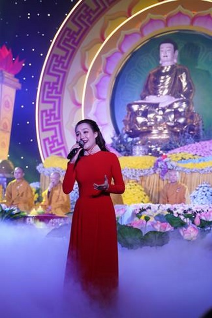 Attending the floral candle light ceremony on the Shakyamuni Buddha's Attainment Day at Bang Pagoda - Ha Noi