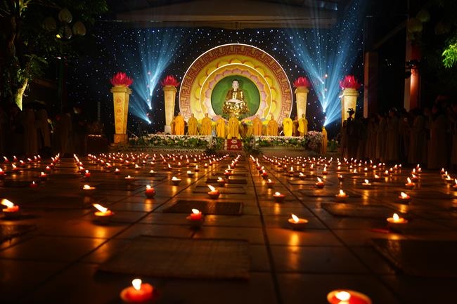 Attending the floral candle light ceremony on the Shakyamuni Buddha's Attainment Day at Bang Pagoda - Ha Noi