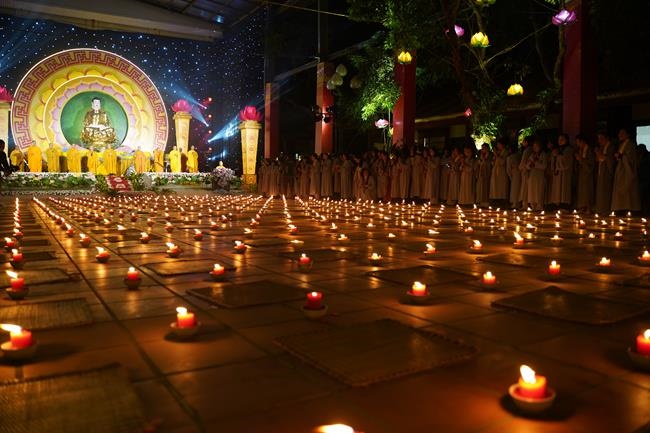 Attending the floral candle light ceremony on the Shakyamuni Buddha's Attainment Day at Bang Pagoda - Ha Noi