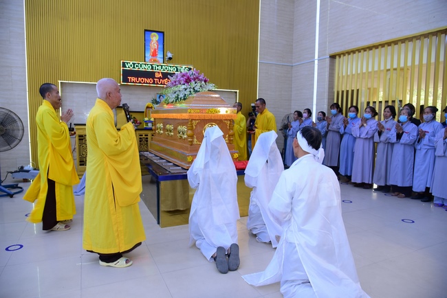 Visiting Buddhist Giac Thuan Funeral