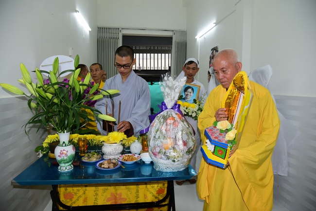 Visiting Buddhist Giac Thuan Funeral