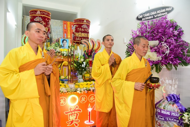 Visiting Buddhist Giac Thuan Funeral