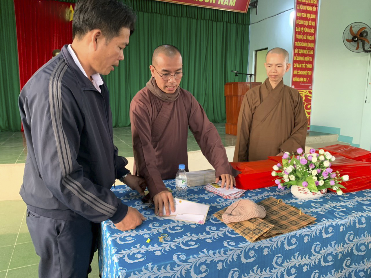 Visit and giving Tet gifts in Quang Ngai province of Hoa Phuc pagoda
