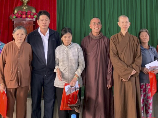 Visit and giving Tet gifts in Quang Ngai province of Hoa Phuc pagoda