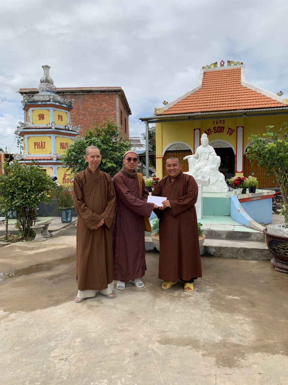 Visit and giving Tet gifts in Quang Ngai province of Hoa Phuc pagoda