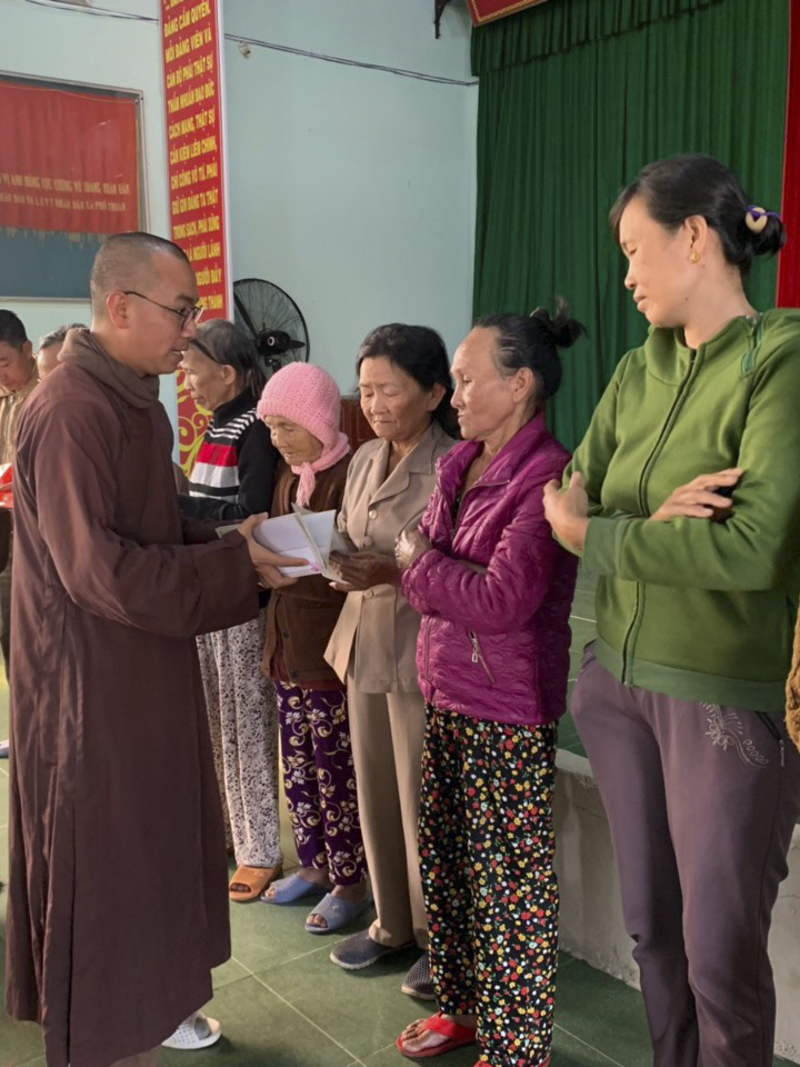 Visit and giving Tet gifts in Quang Ngai province of Hoa Phuc pagoda