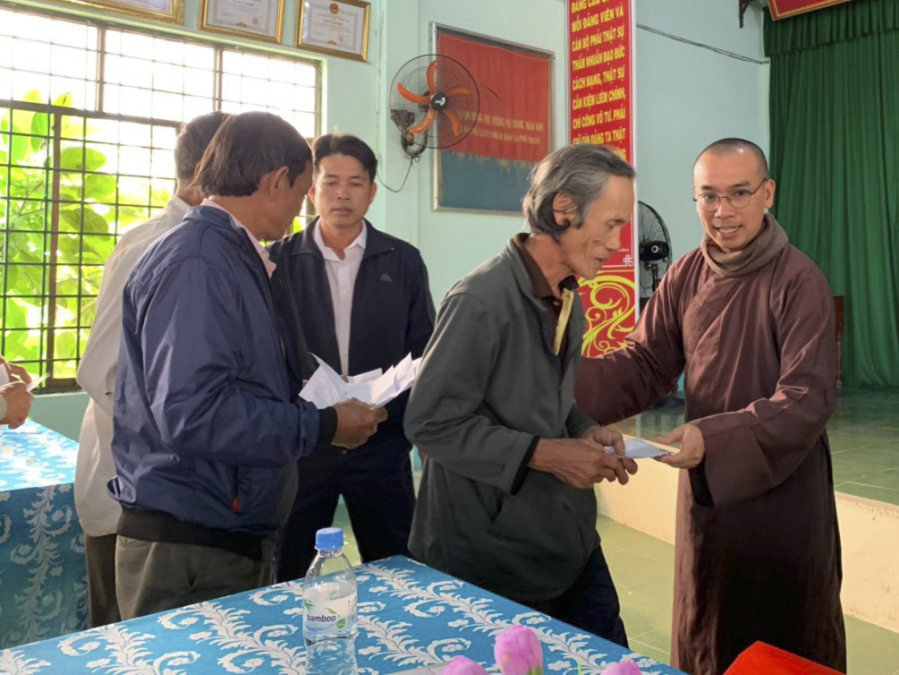 Visit and giving Tet gifts in Quang Ngai province of Hoa Phuc pagoda